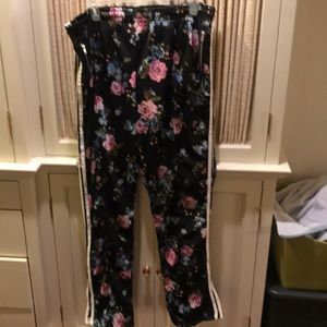 SUPER CUTE never worn Rue 21 floral athletic pants